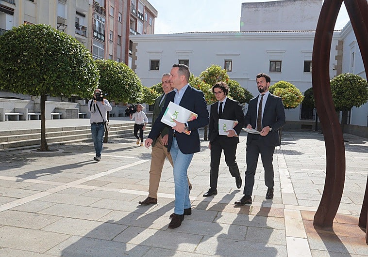 El encaje de las medidas de Vox en violencia de género y colectivo LGTBI entorpece el acuerdo en Extremadura